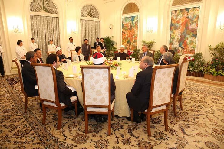 رئيس وزراء سنغافورة يقيم مأدبة عشاء ترحيبا بشيخ الأزهر (1)                                                                                                                                              