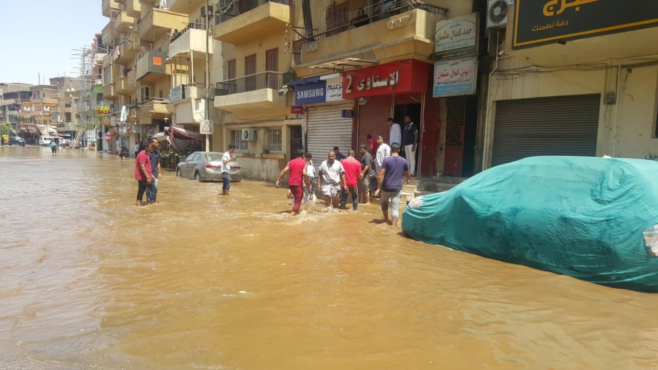 المياه تغرق محال تجارية ومباني وتغلق شارع صلاح الدين بالأقصر بعد انفجار ماسورة رئيسية ‫(1)‬ ‫‬                                                                                                          