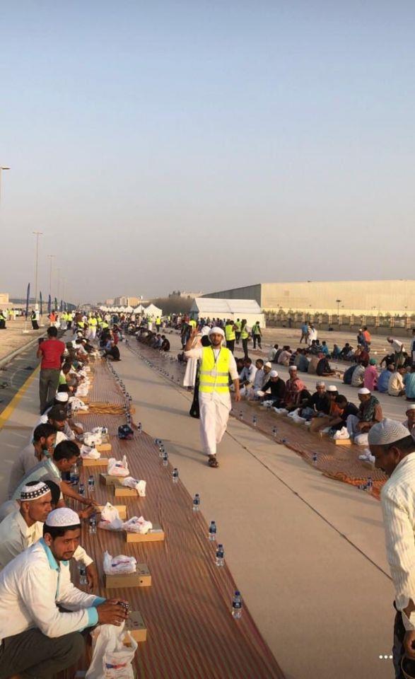 شرطة دبي تنظم أطول مائدة إفطار رمضانية لنحو 13 ألف مشارك (1)                                                                                                                                            