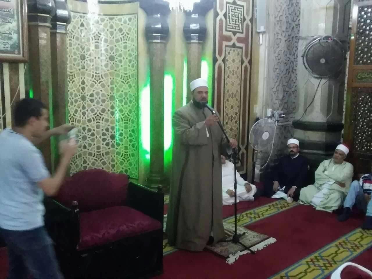 الشيخ محمد العجمي خلال الاحتفال بليلة القدر                                                                                                                                                             