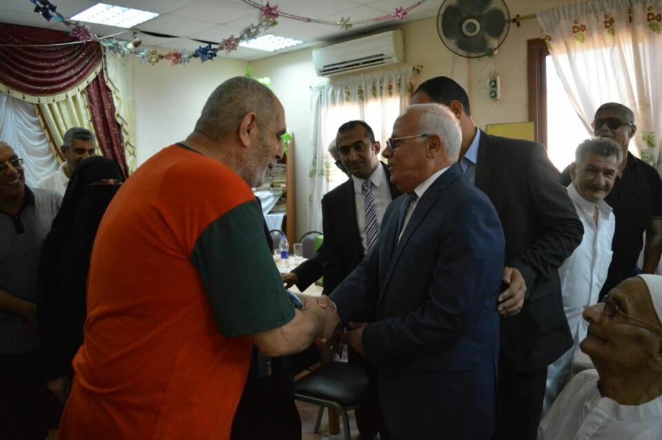 محافظ بورسعيد يقدم التهنئة النزلاء دار المسنين بمناسبة العيد2                                                                                                                                           