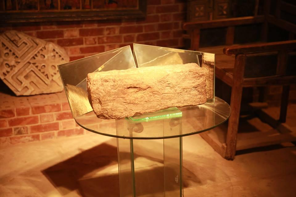 حجر أثري بكنيسة العذراء مريم بسخا يوضح آثار قدم المسيح                                                                                                                                                  