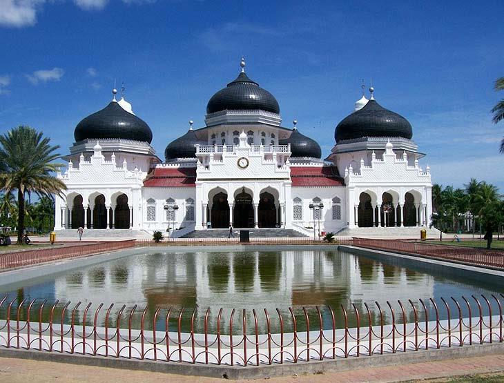 مسجد له قصة عجيبة.. بيت الرحمن بناه الهولنديون وقاطعه الإندونيسيون فأصبح رمزًا للمقاومة (1)                                                                                                             
