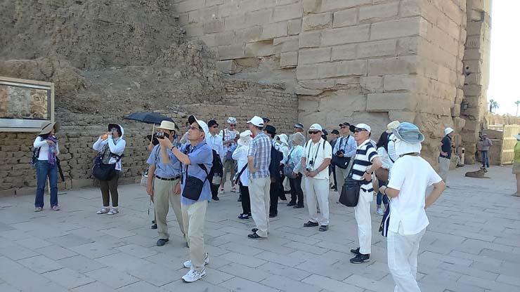 مجموعة سياحية في معبد الكرنك ‫(1)‬ ‫‬                                                                                                                                                                   