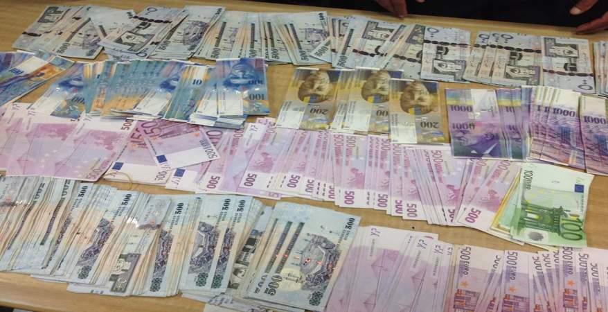 قرار من النيابة العامة بحق 4 متهمين ضبطوا أثناء تجارتهم في النقد الأجنبي بالدقهلية قرار من النيابة العامة بحق 4 متهمين ضبطوا أثناء تجارتهم في النقد الأجنبي بالدقهلية