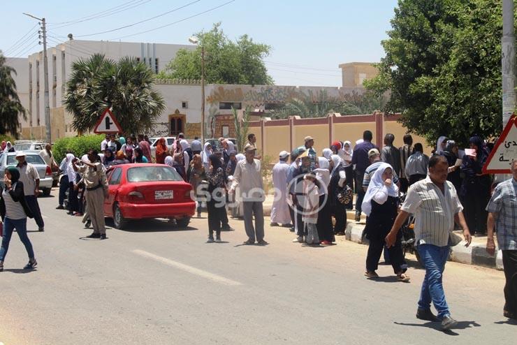 ارتياح بين اولياء الامور لسهولة امتحان مادتي الاقتصاد والاحصاء بالوادي الجديد                                                                                                                           