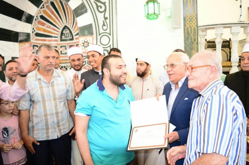 محافظ بورسعيد يسلم الجائزة لأحد الفائزين                                                                                                                                                                