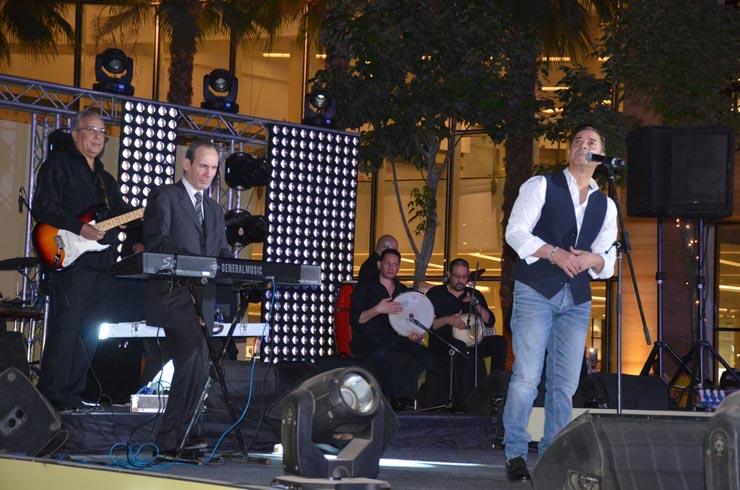 مدحت صالح يتألق في حفل غنائي بمول مصر (1)                                                                                                                                                               