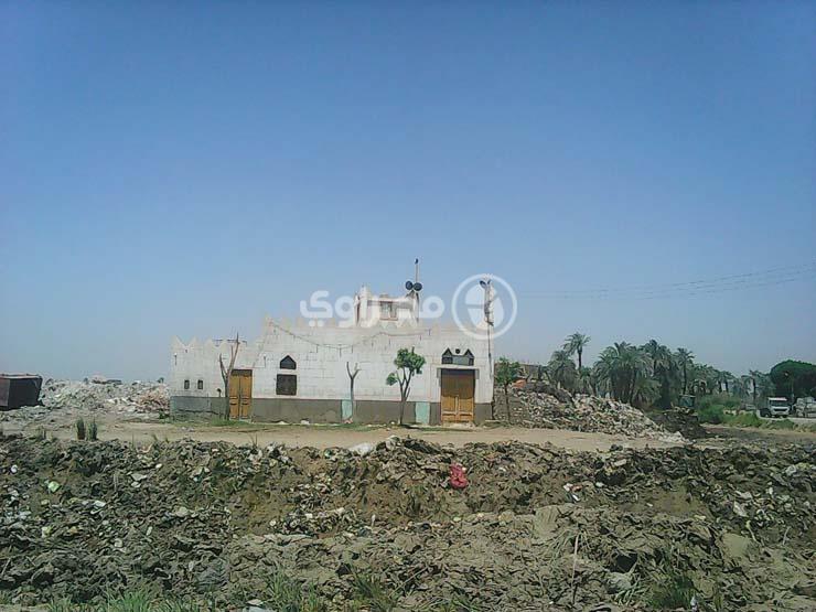 المسجد الذي تحاصره القمامة                                                                                                                                                                              