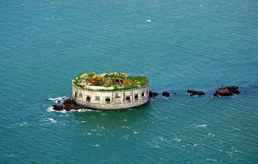 عرض قلعة تاريخية على جزيرة للبيع بسعر أقل من ثمن شقة (1)                                                                                                                                                