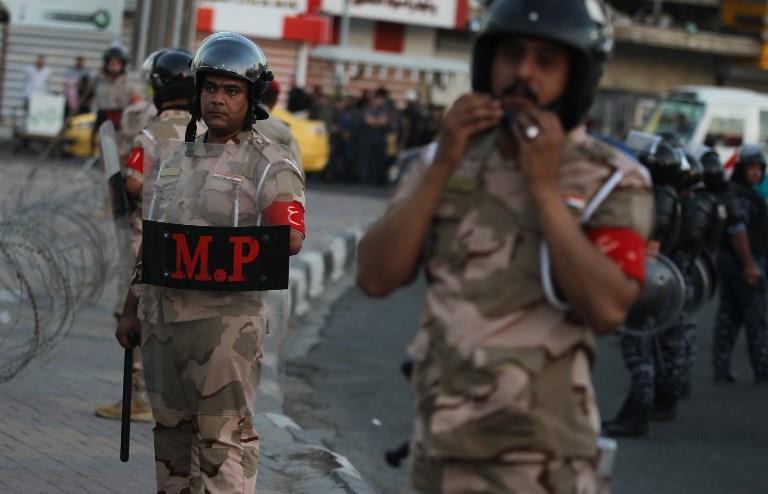 أفراد من قوات الأمن العراقية في ميدان التحرير ببغداد تنتشر خلال التظاهرات. وقتل اثنان من المتظاهرين في جنوب العراق                                                                                      