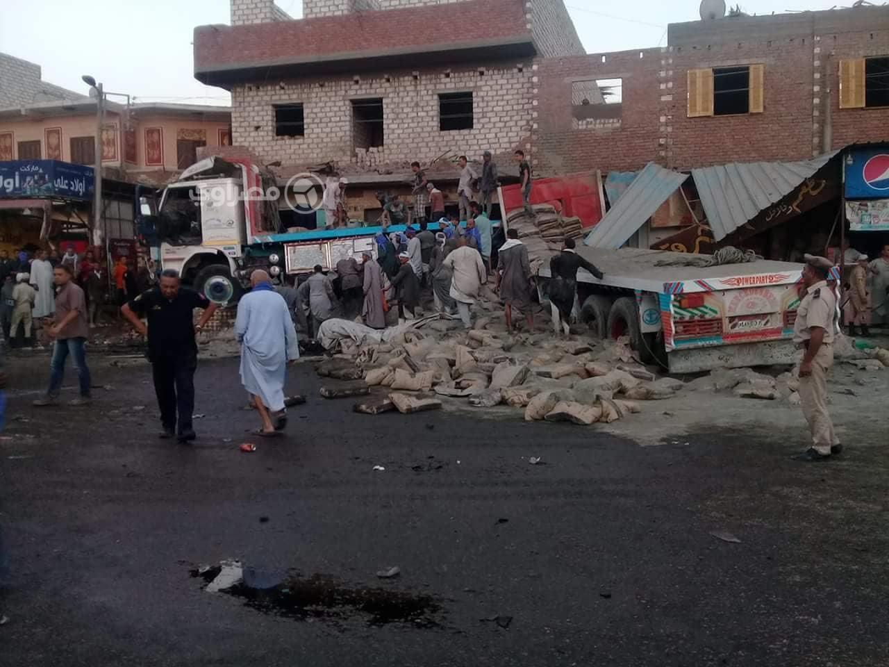 حادث اصطدام سيارة نقل بمنزل فى المنيا (1)                                                                                                                                                               