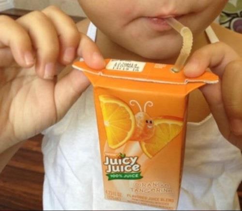 الضغط على علبة العصير من الجانبين حتى لا ينسكب على الأطفال                                                                                                                                              