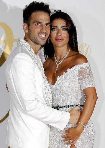 بالصور-بدلة زفاف اللاعب الإسباني فابريجاس وزوجته اللبنانية من توقيع مصمم عربي                                                                                                                           