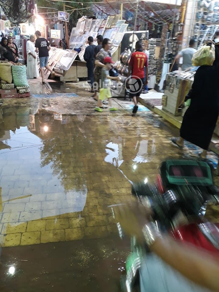 مياه الصرف الصحي تغرق شارع السوق السياحي في الأقصر  (1)