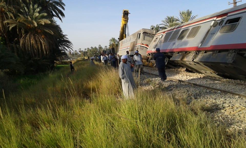 المسؤلين والاهالى فى موقع حادث قطار أسوان                                                                                                                                                               