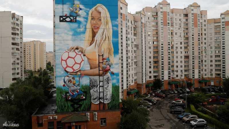 بمناسبة المونديال..روسي يرسم جدارية لزوجته من ميزانية الدولة