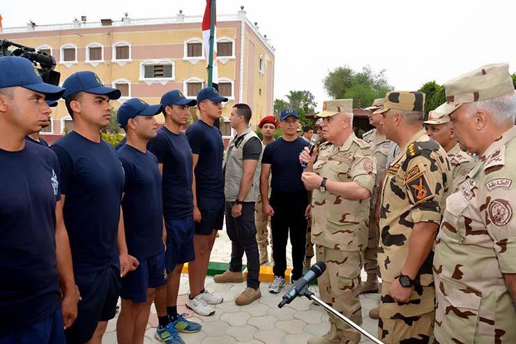 الفريق محمد فريد يتفقد الإستعداد القتالى لإحدى وحدات القوات الخاصة  (1)                                                                                                                                 