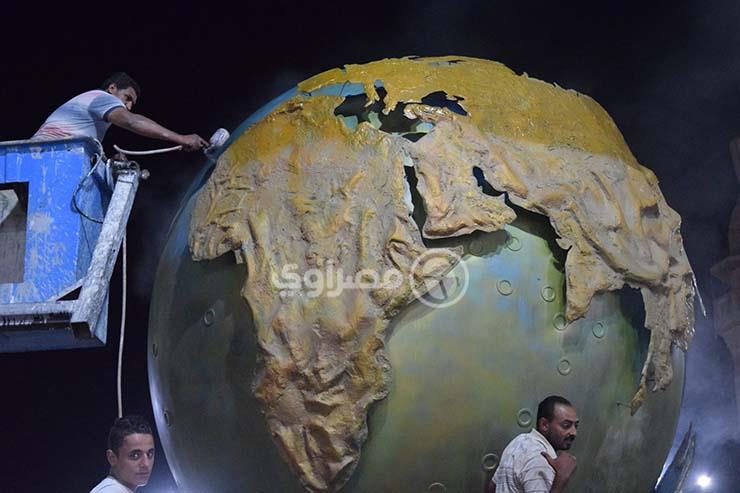 دهان الكرة الأرضية في مدخل كوبري أخميم  قبل وصول الرئيس (1)                                                                                                                                             
