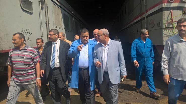 رئيس السكك الحديدية يفاجئ عاملي ورش فرز القاهرة (1)                                                                                                                                                     