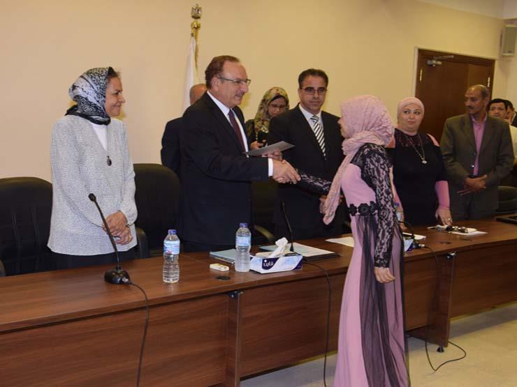 محافظ بني سويف يشهد حفل تخرج الدفعة الأولى من مشروع المصرية للصناعات الحرفية (2)