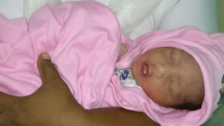 إنقاذ طفل حديث الولادة من المجاري (1)