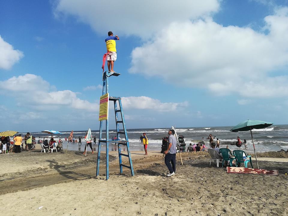 أحد المنقذين يتابع عمله بشاطئ في مصيف بلطيم                                                                                                                                                             