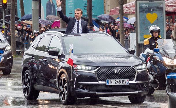 إيمانويل ماكرون أثناء حفل تنصيبه رئيسًا لفرنسا العام الماضي                                                                                                                                             