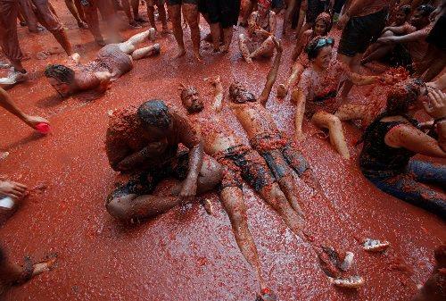 بالصور.. توماتينا مهرجان حرب الطماطم في أسبانيا (1)                                                                                                                                                     