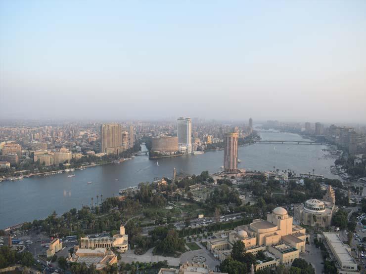 نقوش العشاق المصريين تزعج السياح في برج القاهرة (1)