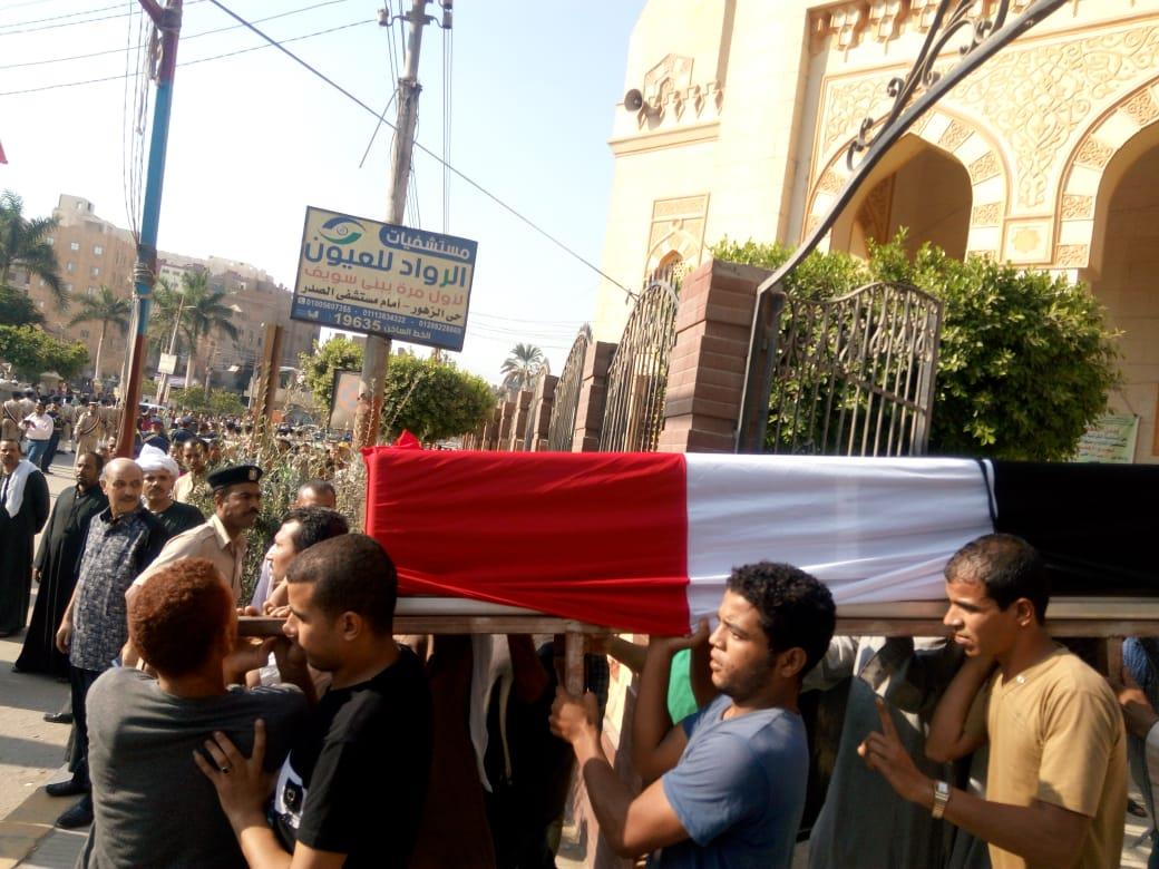 جثمان الشهيد أثناء خروجه من المسجد بعد صلاة الجنازة                                                                                                                                                     