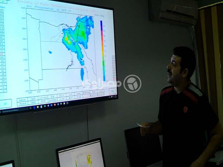 اخصائي الأرصاد بالمركز يشرح عملية حساب السيول                                                                                                                                                           