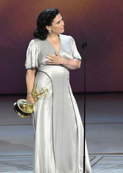 أليكس بورستين أفضل ممثلة مساعدة بحفل توزيع جوائز الإيمي الـ70 (3)                                                                                                                                       