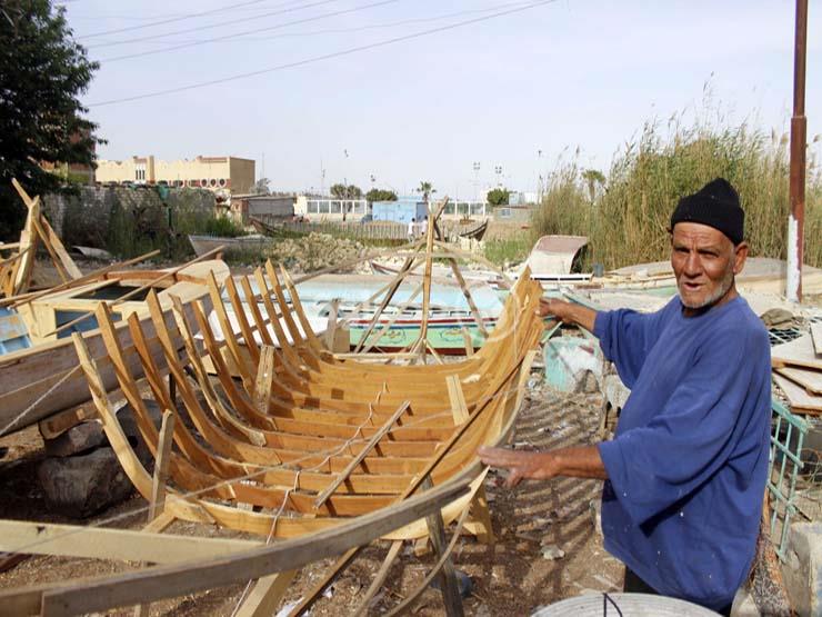 أحمد شطا صانع القوارب الخشبية ببحيرة التمساح