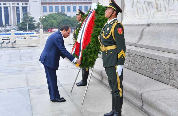 الرئيس السيسي يضع أكليلاً من الزهور على النصب التذكاري لأبطال الصين (1)                                                                                                                                 