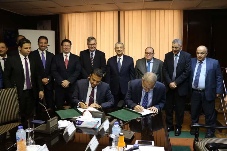 توقيع عقد بين الكهرباء وشركة سيمنس (1)                                                                                                                                                                  