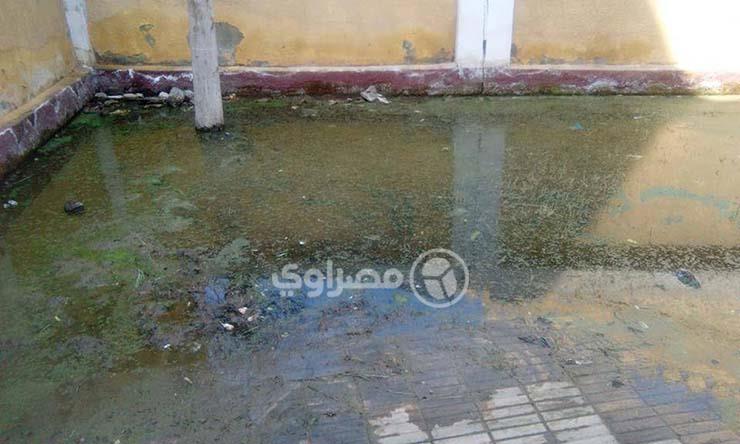 فناء مدرسة محمد بن عبدالعزيز تحول لبركةمن مياه الصرف الصحي  (1)                                                                                                                                         