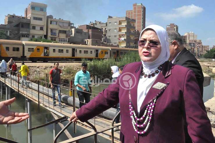 لحظة متابعة وكيل وزارة التربية والتعليم لمرور القطار من أمام مشاية مجلس مدينة دسوق                                                                                                                      