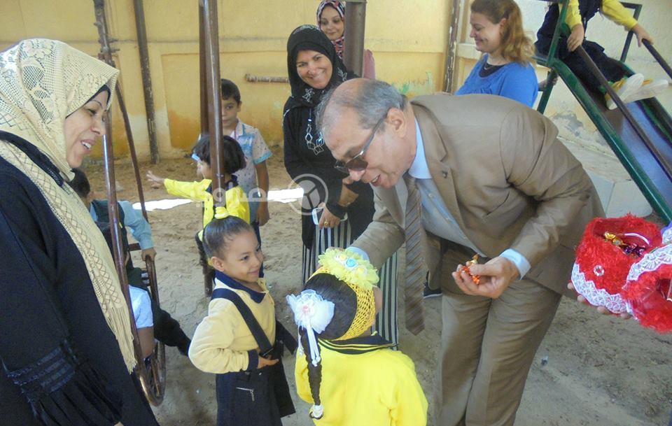 وكيل وزارة تعليم المنيا يوزع الحلوى على التلاميذ                                                                                                                                                        