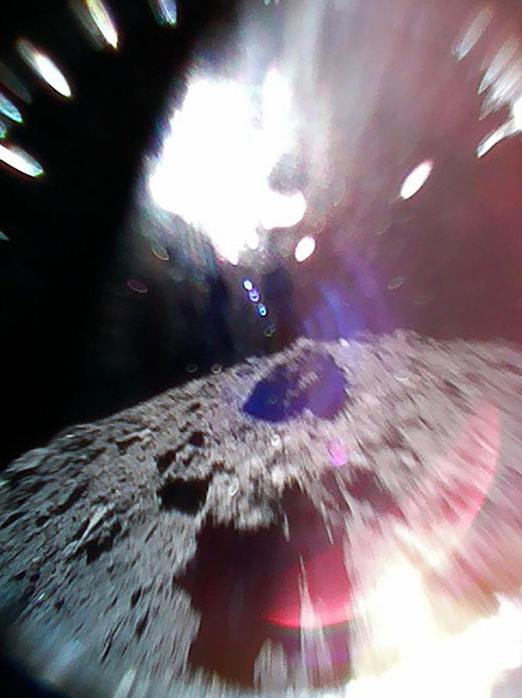 صورة التقطتها إحدى العربتين على سطح الكويكب. وتوضع المنطقة البيضاء على اليمين إلى تأثير آشعة الشمس (2)                                                                                                  