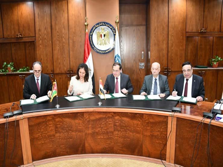 وزير البترول خلال توقيع عدة اتفاقيات مع وزيرة الطاقة الاردنية (2)