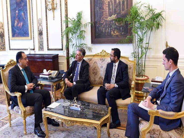 رئيس الوزراء مع سفير بريطانيا بالقاهرة (1)