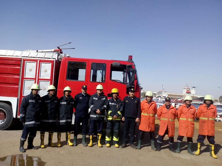 تنفيذ مناورات طوارىء حريق في ميناء السويس (1)