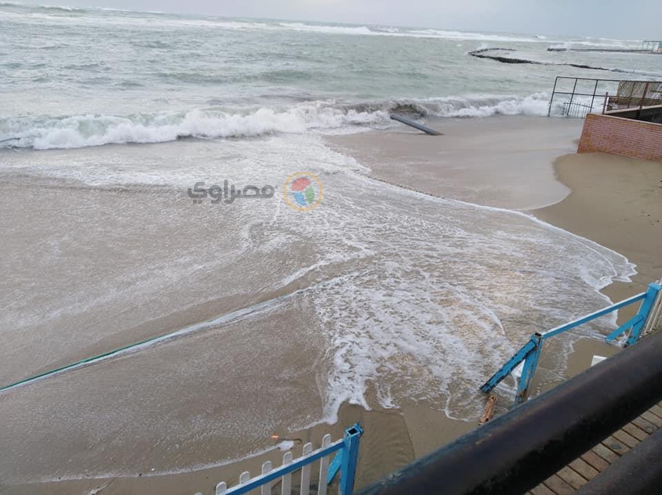 الأمواج تجتاح شواطئ الإسكندرية (1)