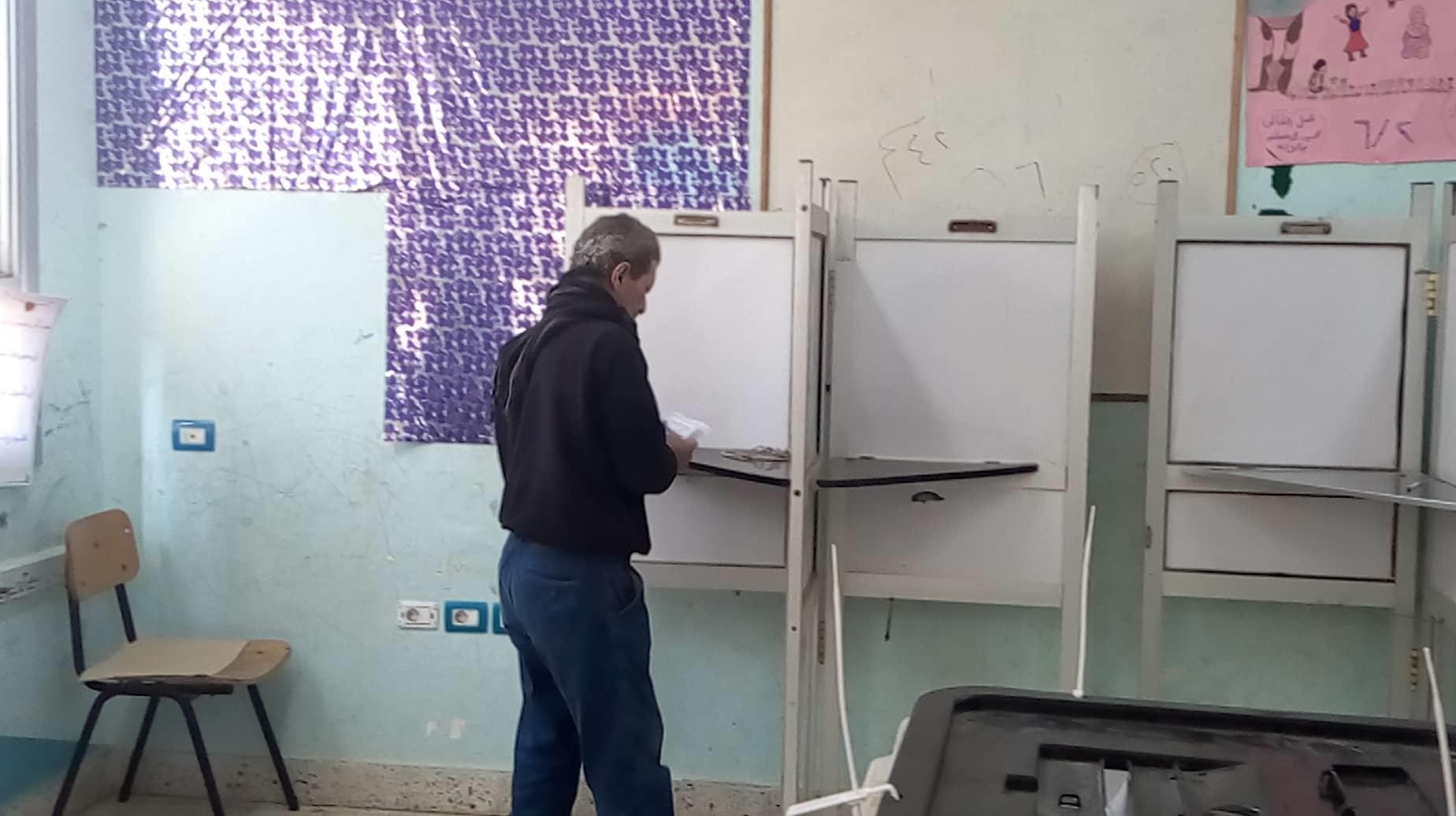 أحد المواطنين أثناء عملية التصويت بدائرة طامية بالفيوم