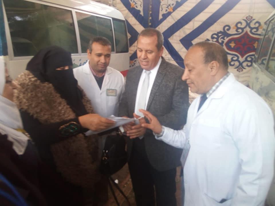 وكيل وزارةالصحة خلال تفقد القافلة الطبية بقرية كفر عبدالمؤمن (1)