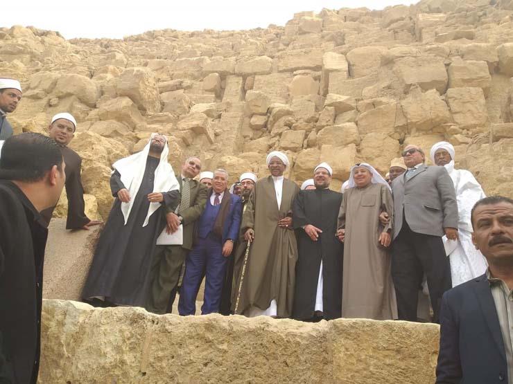 وزير الأوقاف ووفود مؤتمر الشئون الإسلامية يلتقطون صوراً تذكارية أعلى هرم  خفرع (1)