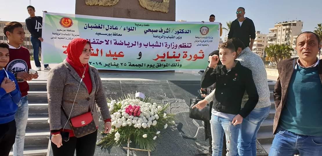 وضع اكليل من الزهور علي النصب التذكاري في بورسعيد