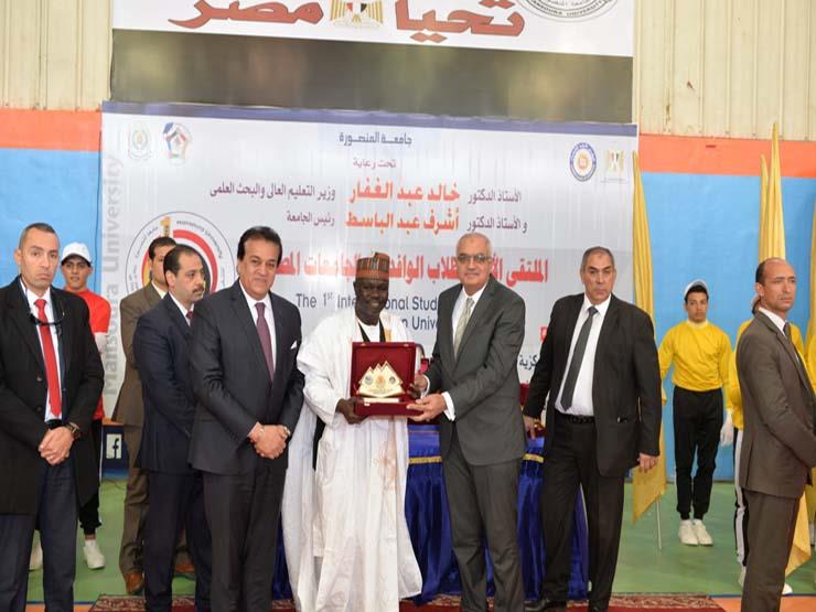وزيرالتعليم العالي ورئيس جامعة المنصورة خلال تكريم السفراء والملحقين الثقافيين (1)