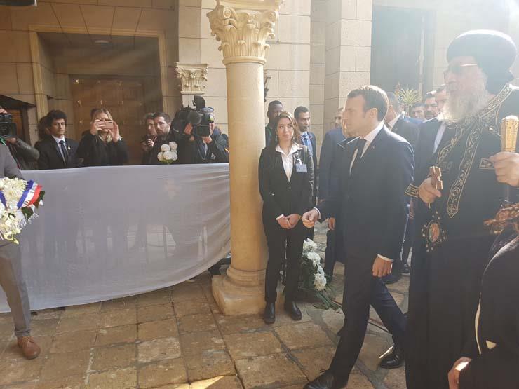 الرئيس الفرنسي يضع باقة زهور على مزار شهداء البطرسية (1)